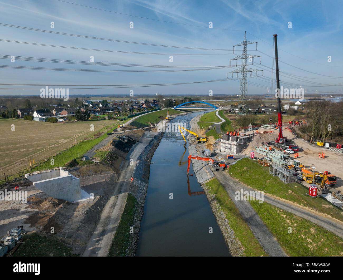 19.02.2025, Deutschland, Nordrhein-Westfalen, Dinslaken - neue Emscher-Mündung in den Rhein. Neubau der Eisenbahnbrücke und Restaurierung Stockfoto