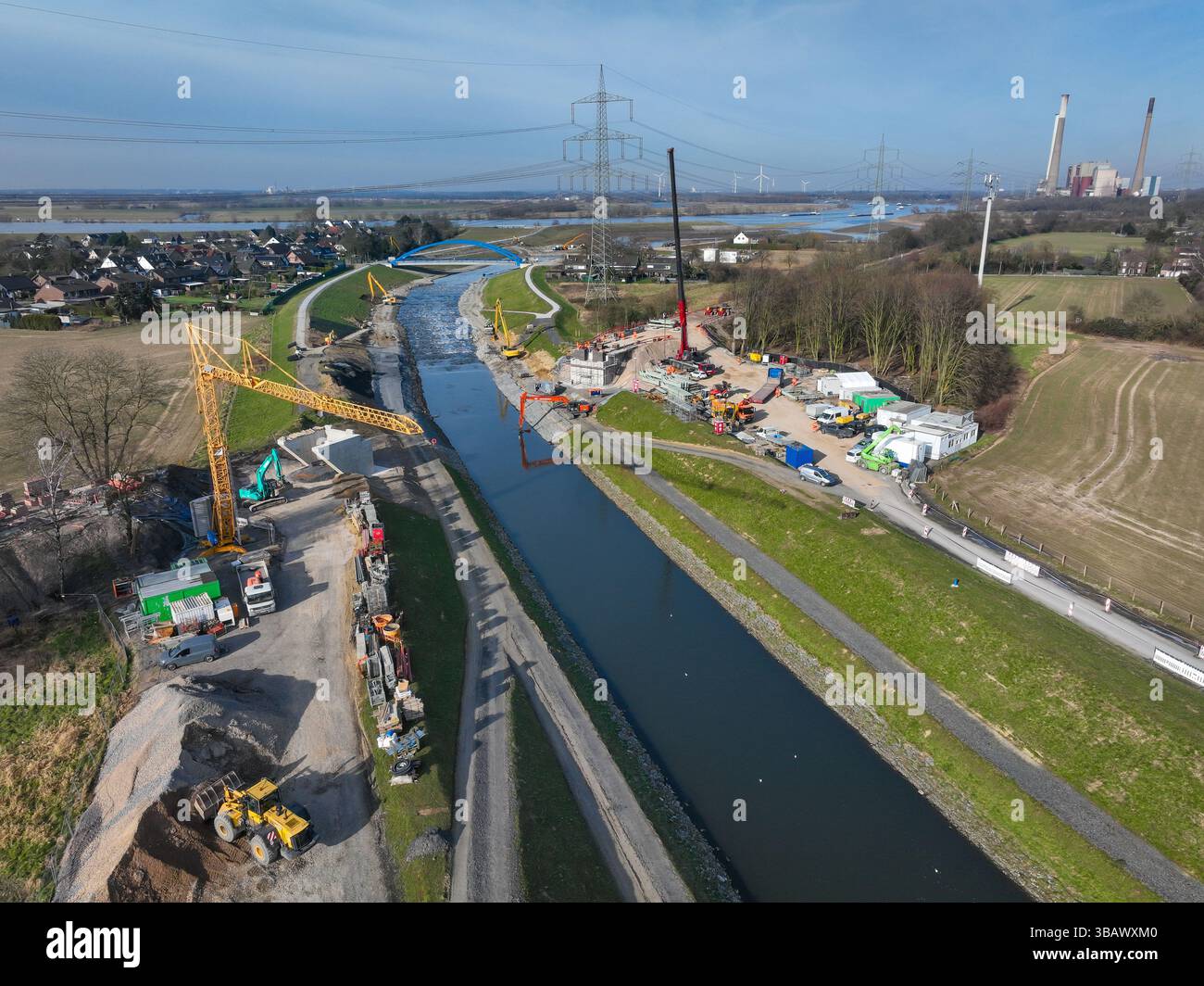 19.02.2025, Deutschland, Nordrhein-Westfalen, Dinslaken - neue Emscher-Mündung in den Rhein. Neubau der Eisenbahnbrücke und Restaurierung Stockfoto