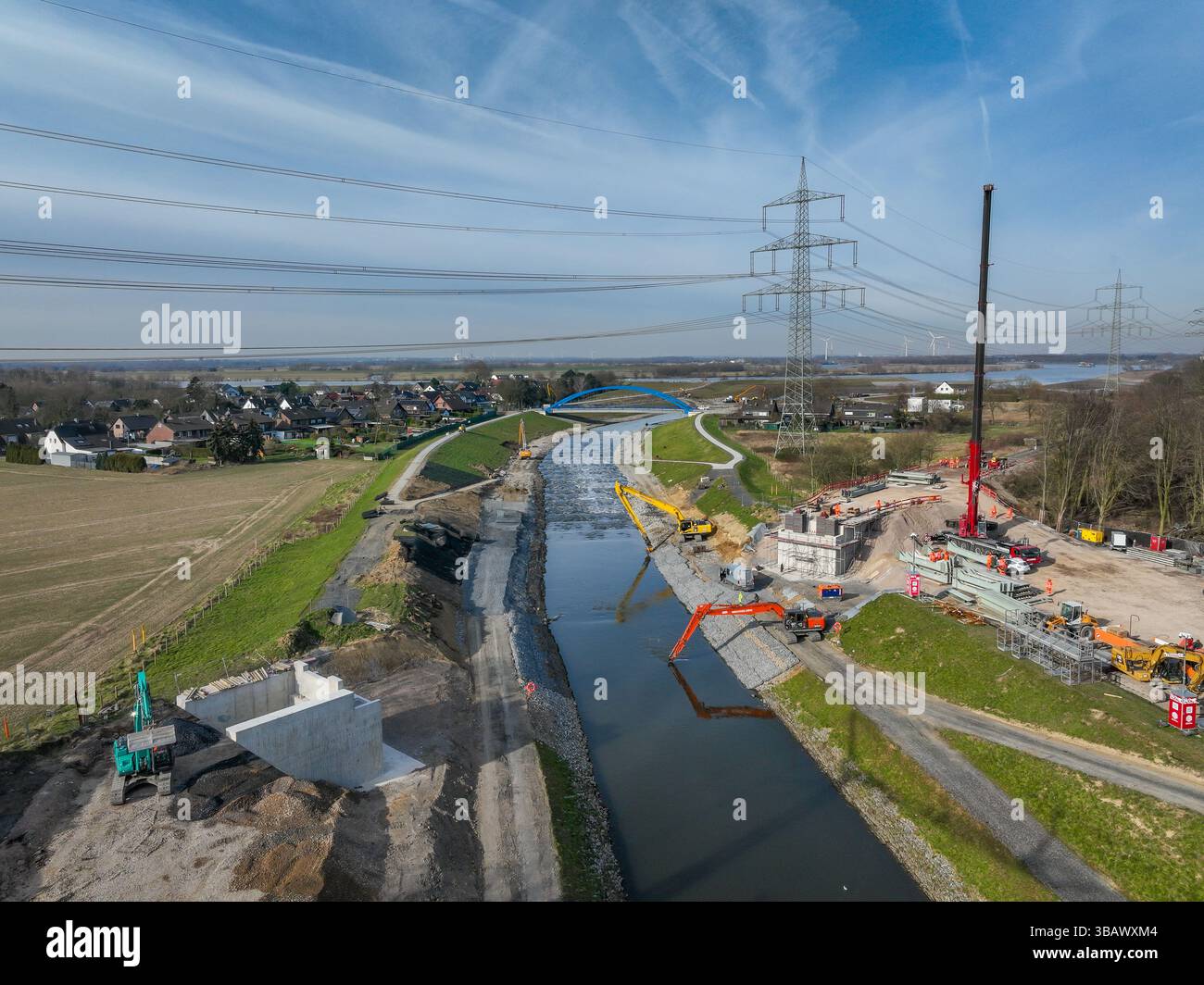 19.02.2025, Deutschland, Nordrhein-Westfalen, Dinslaken - neue Emscher-Mündung in den Rhein. Neubau der Eisenbahnbrücke und Restaurierung Stockfoto