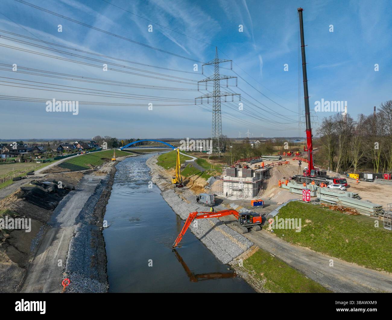 19.02.2025, Deutschland, Nordrhein-Westfalen, Dinslaken - neue Emscher-Mündung in den Rhein. Neubau der Eisenbahnbrücke und Restaurierung Stockfoto