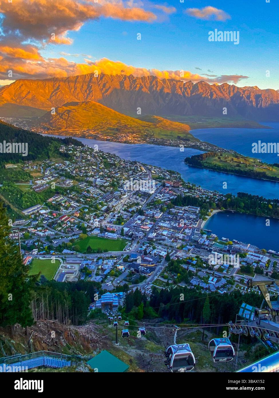 Aus der Vogelperspektive von Queenstown vom Bob's Peak über Lake Wakatipu. Panoramablick auf Coronet Peak, The Remarkables, Walter & Cecil Peak und Queenstown Stockfoto