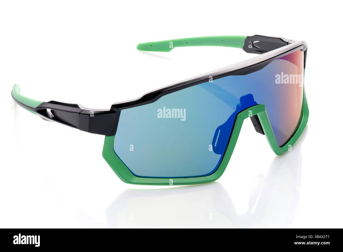 Moderne, stylische grüne Sportbrille für Outdoor-Aktivitäten und Schutz. Moderne, stilvolle grüne Sportfahrrad-Sonnenbrille mit Spiegelgläsern. F Stockfoto