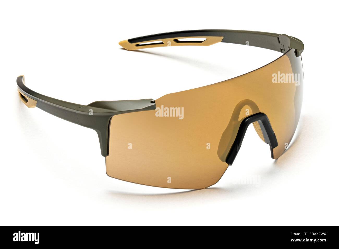 Moderne, stylische Sportbrille in Schwarz für Outdoor-Aktivitäten und Schutz. Moderne, stilvolle schwarze Sportfahrrad-Sonnenbrille mit braunen Gläsern. Fu Stockfoto