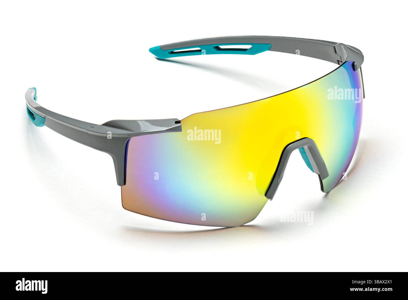 Moderne, stilvolle graue Sportbrille für Outdoor-Aktivitäten und Schutz. Moderne, stilvolle, graue Sportfahrrad-Sonnenbrille mit Spiegelgläsern. Voll Stockfoto