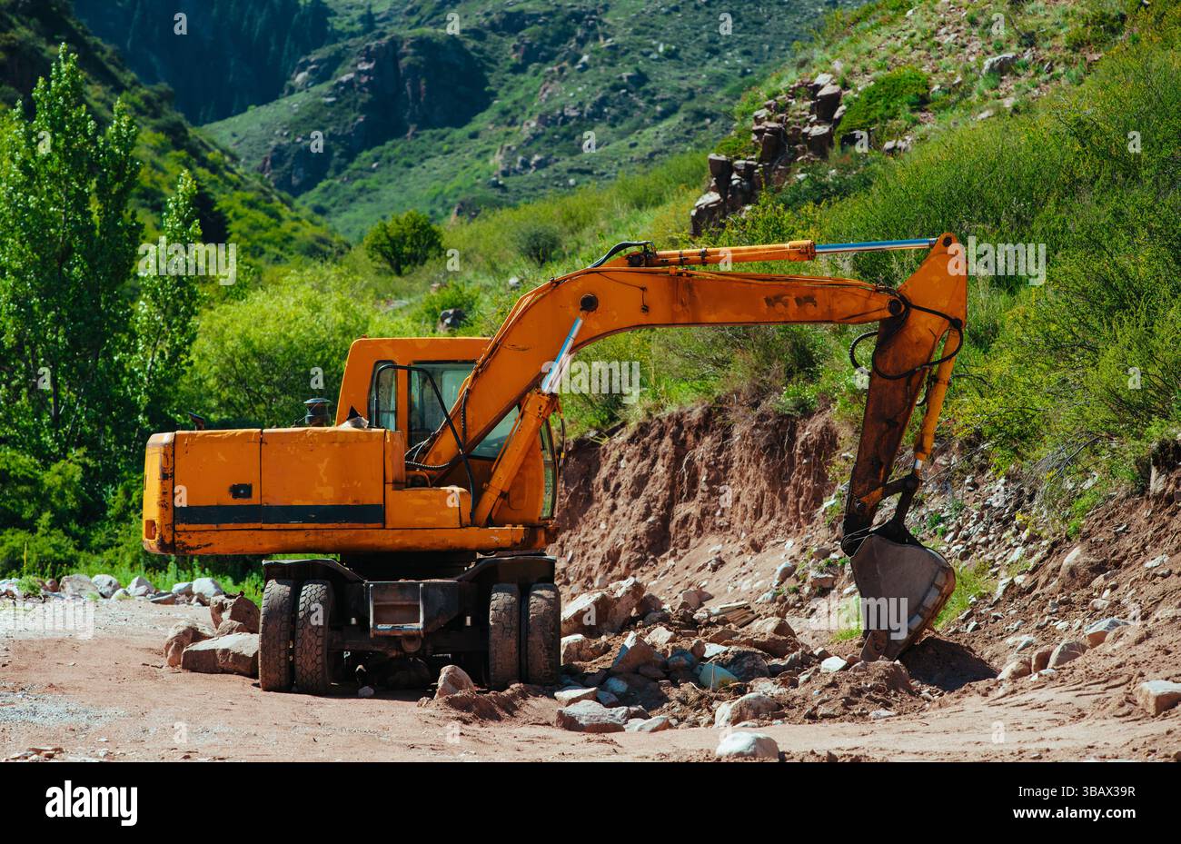 Raupenbagger im Steinbruch auf Berggrund Stockfoto