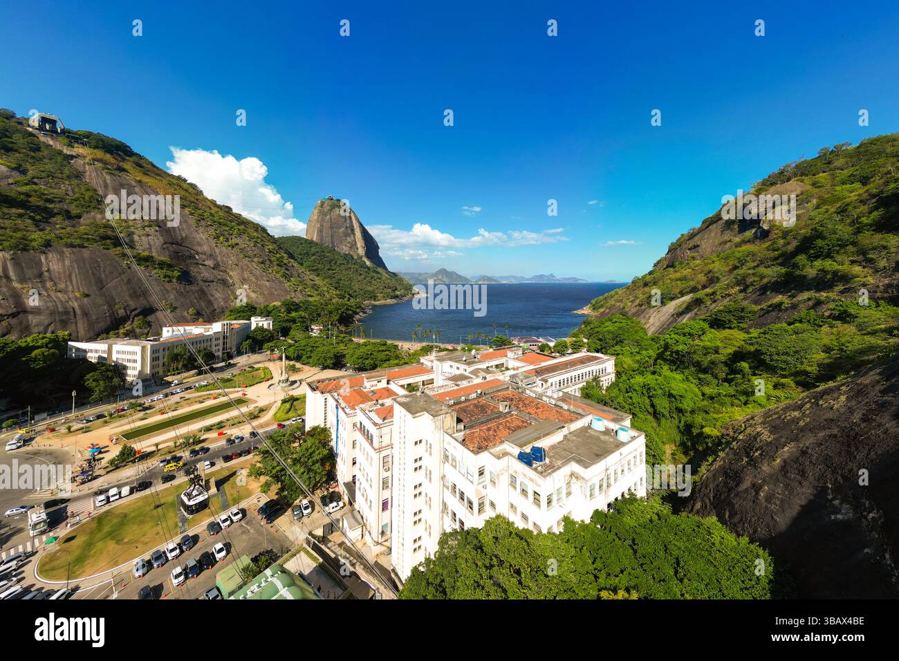 Aus der Vogelperspektive das Gebäude des Militäringenieurinstituts und den General Tiburcio Platz mit dem Zuckerhut in Rio de Janeiro, Brasilien Stockfoto