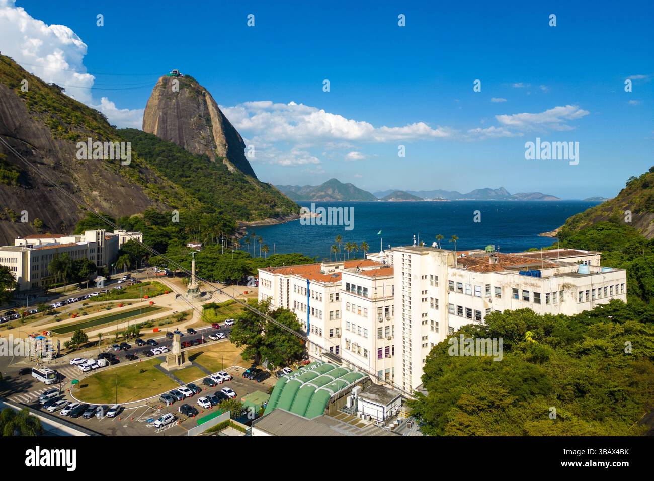 Aus der Vogelperspektive das Gebäude des Militäringenieurinstituts und den General Tiburcio Platz mit dem Zuckerhut in Rio de Janeiro, Brasilien Stockfoto