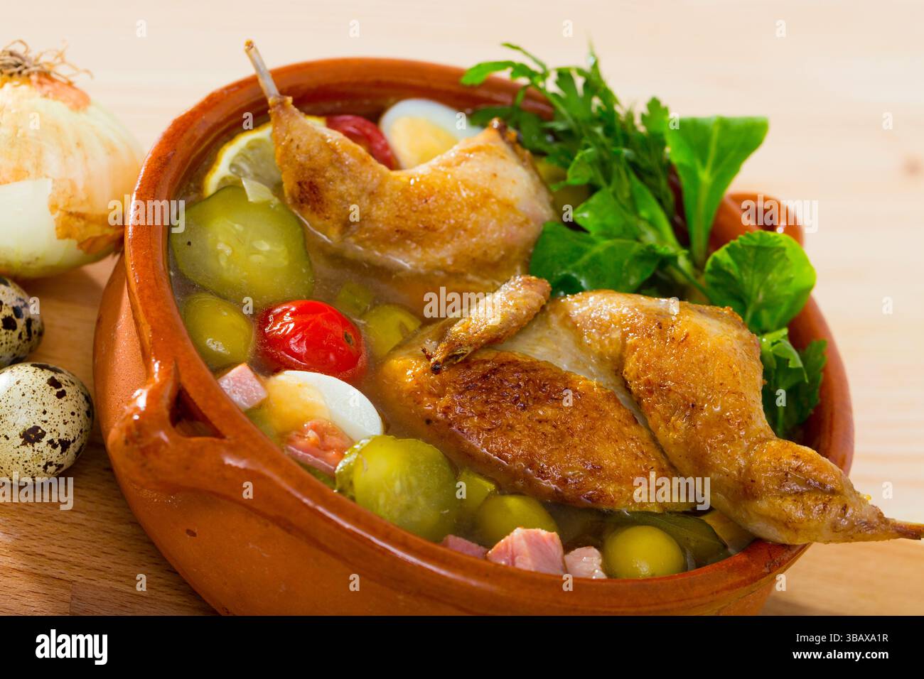Soljanka mit Wachteln, Schinken, Oliven Stockfoto