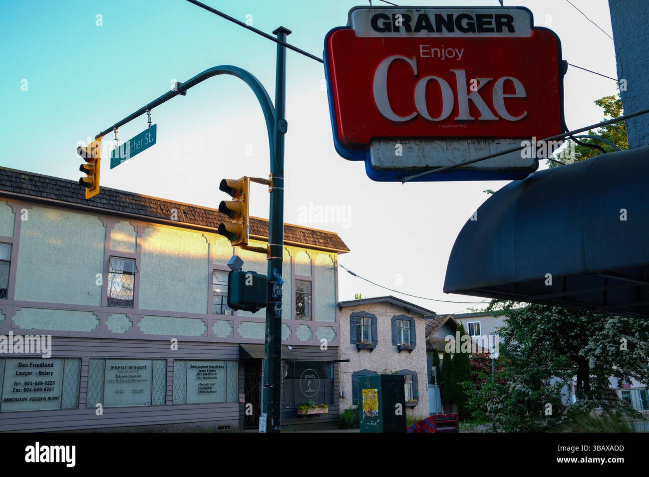 Das alte Coca Cola-Schild am Granger Grocery entlang der West 16th Avenue in Vancouver, BC. Stockfoto