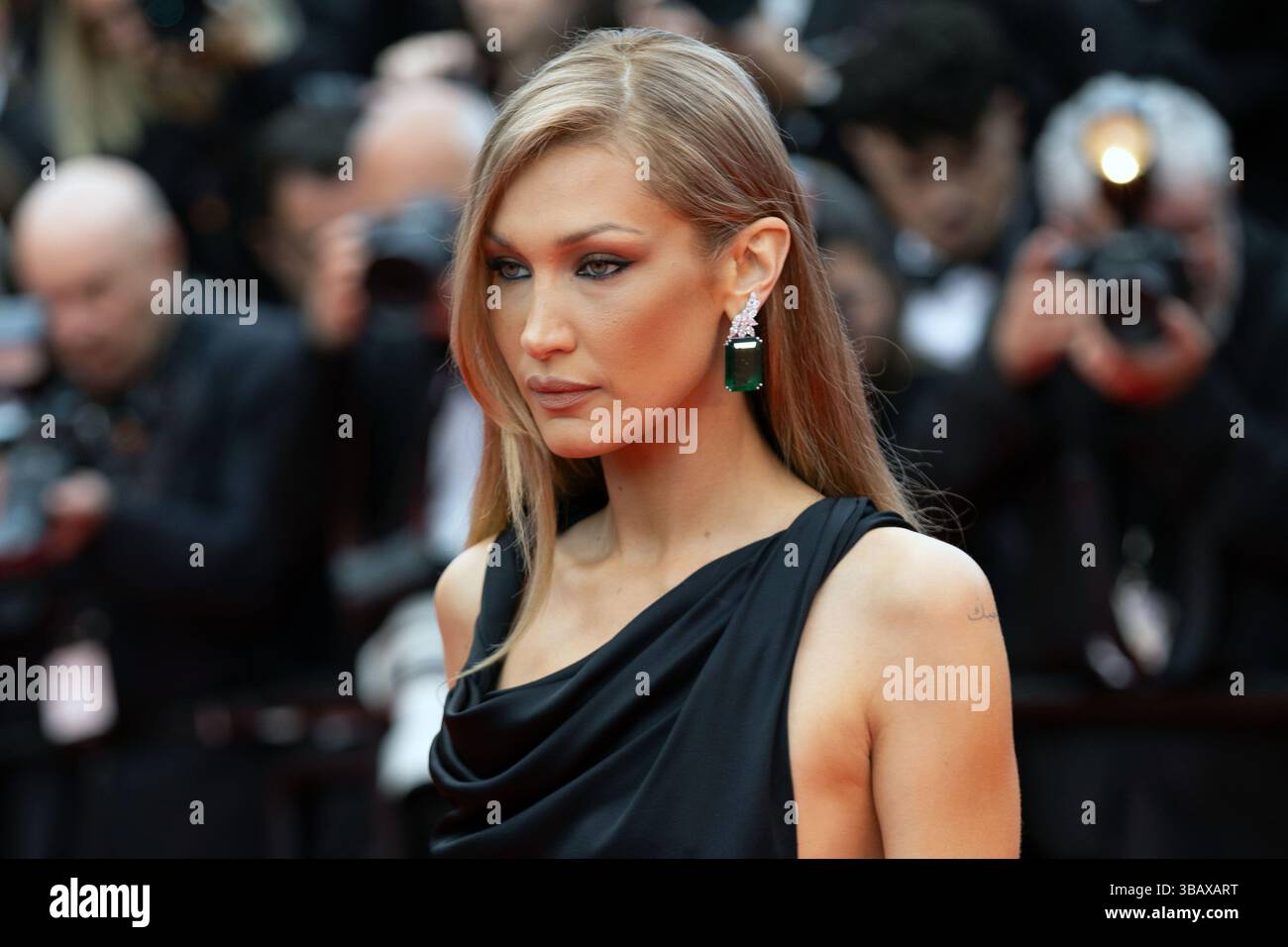 Cannes, Frankreich. Mai 2025. CANNES, FRANKREICH - 13. MAI: Bella Hadid nimmt am roten Teppich der Eröffnungszeremonie und der Vorstellung „Partir UN Jour“ (Leave One Day) beim 78. Jährlichen Filmfestival in Cannes am 13. Mai 2025 im Palais des Festivals Teil. CAP/KA © Kristina Afanasyeva/Capital Pictures Credit: Capital Pictures/Alamy Live News Stockfoto