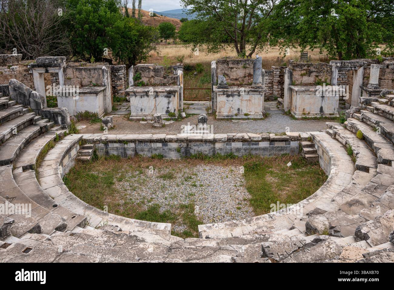 Ruinen des Bouleuterion, ein halbrunder Sitzbereich, der Demokratie und Stolz der Bürger in Aphrodisias' alter Verwaltung symbolisiert. Stockfoto