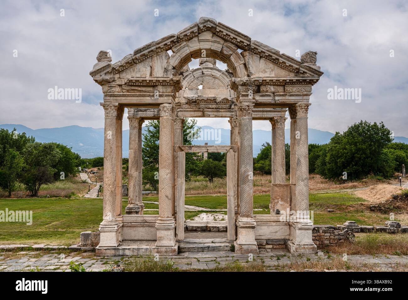 Nahaufnahme des Tetrapylons mit seinen feinen architektonischen Details, symbolisch für die römische zeremonielle Pracht in Aphrodisias. Stockfoto