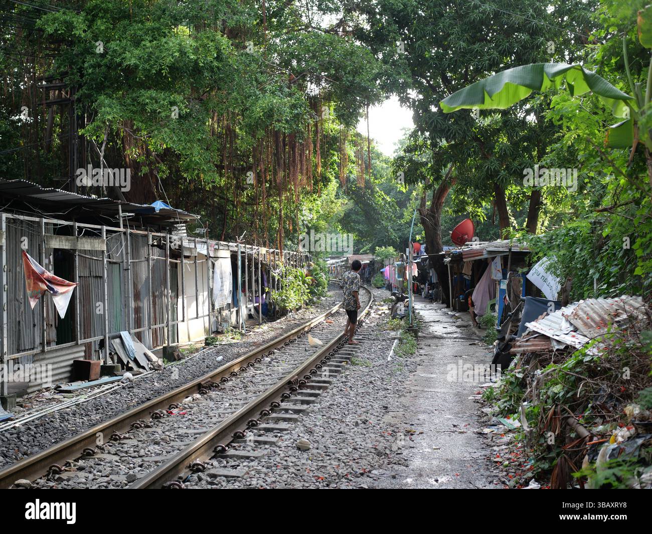 Thailand, Bangkok, Bahngleise in der Nähe der Rama VI Road. Mai 2025. Ein Gebiet, in dem viele Menschen neben den Gleisen leben. Stockfoto
