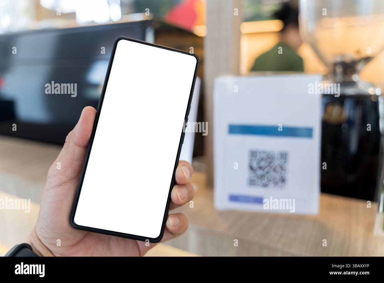 Kunden-Apps zum Selbstscannen zur Selbstbestellung. Nahaufnahme einer Frau, die ein Smartphone mit leerem Bildschirm hält, um nach Zahlung zu scannen. Handy-Bildschirm. Weiß sc Stockfoto