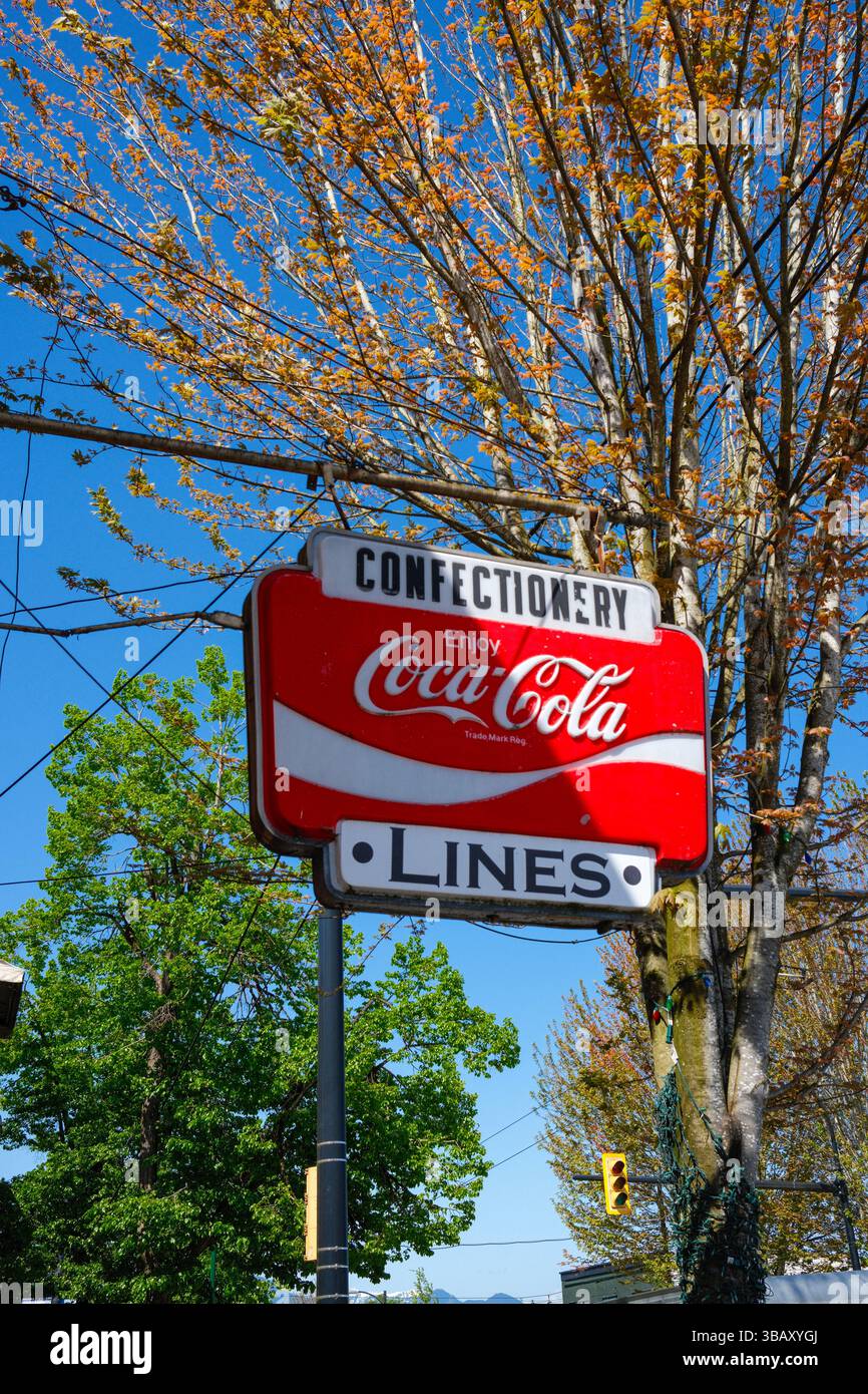 Ein Vintage Coca Cola Schild vor den Lines Vintage Clothing entlang der Main Street, Mount Pleasant in Vancouver, BC. Stockfoto