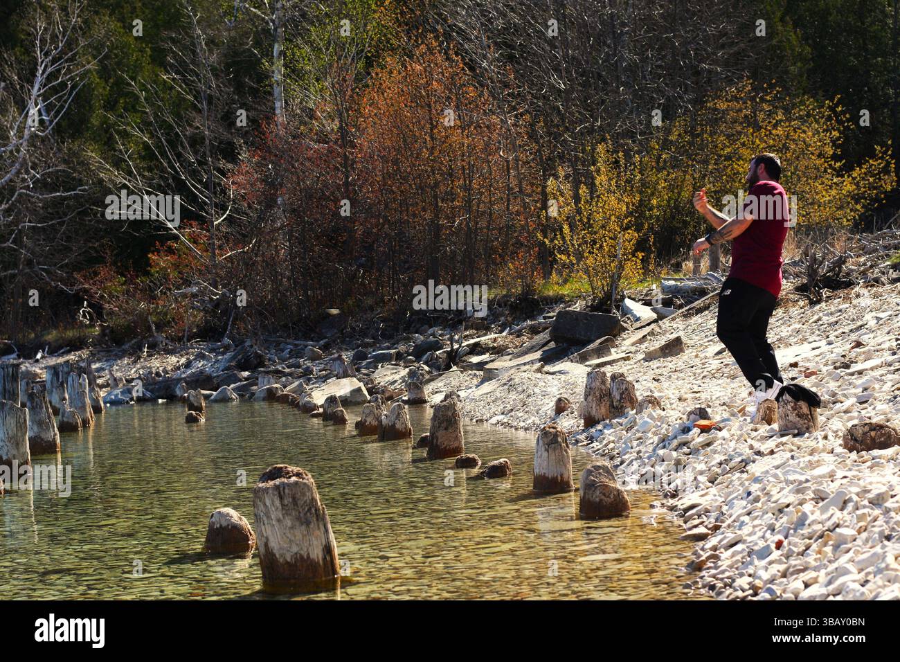 Person Skipping Rocks am Pictured Rocks National Park Shoreline Beach Stockfoto