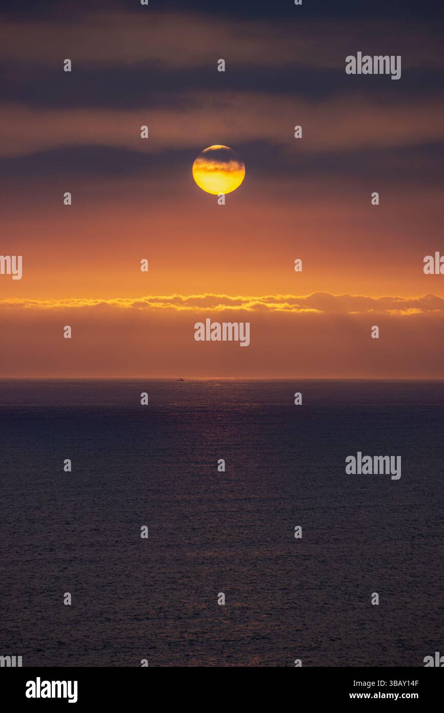 Sonnenuntergang über dem Pazifischen Ozean vor der Küste von Lima, Peru Stockfoto