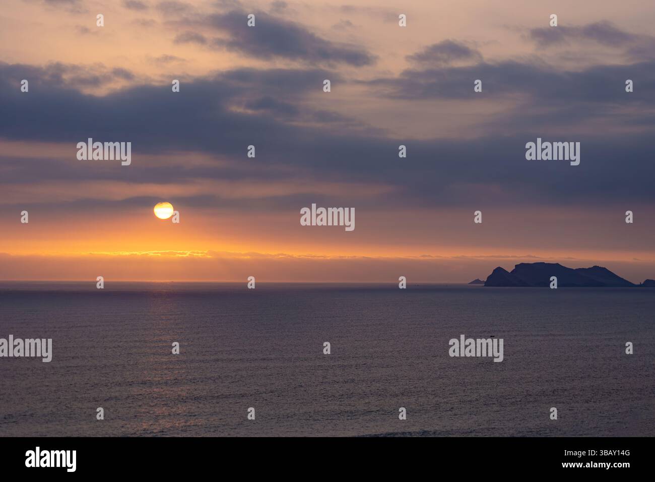 Sonnenuntergang über dem Pazifischen Ozean vor der Küste von Lima, Peru Stockfoto