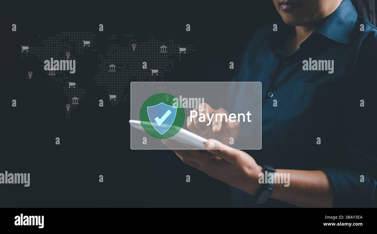 Frau, die ein digitales Tablet für Online-Zahlungen mit sicherer Transaktion, digitalem Wallet-System und Mobile Banking-Konzept für Finanztechnologie nutzt, e-Co Stockfoto