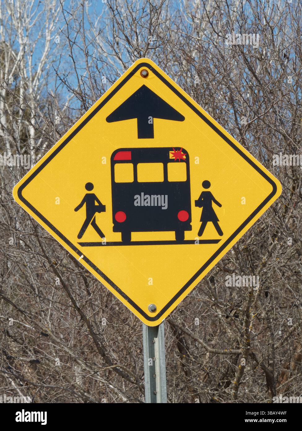 Schulbushaltestelle vor dem Schild, Quebec, Kanada Stockfoto