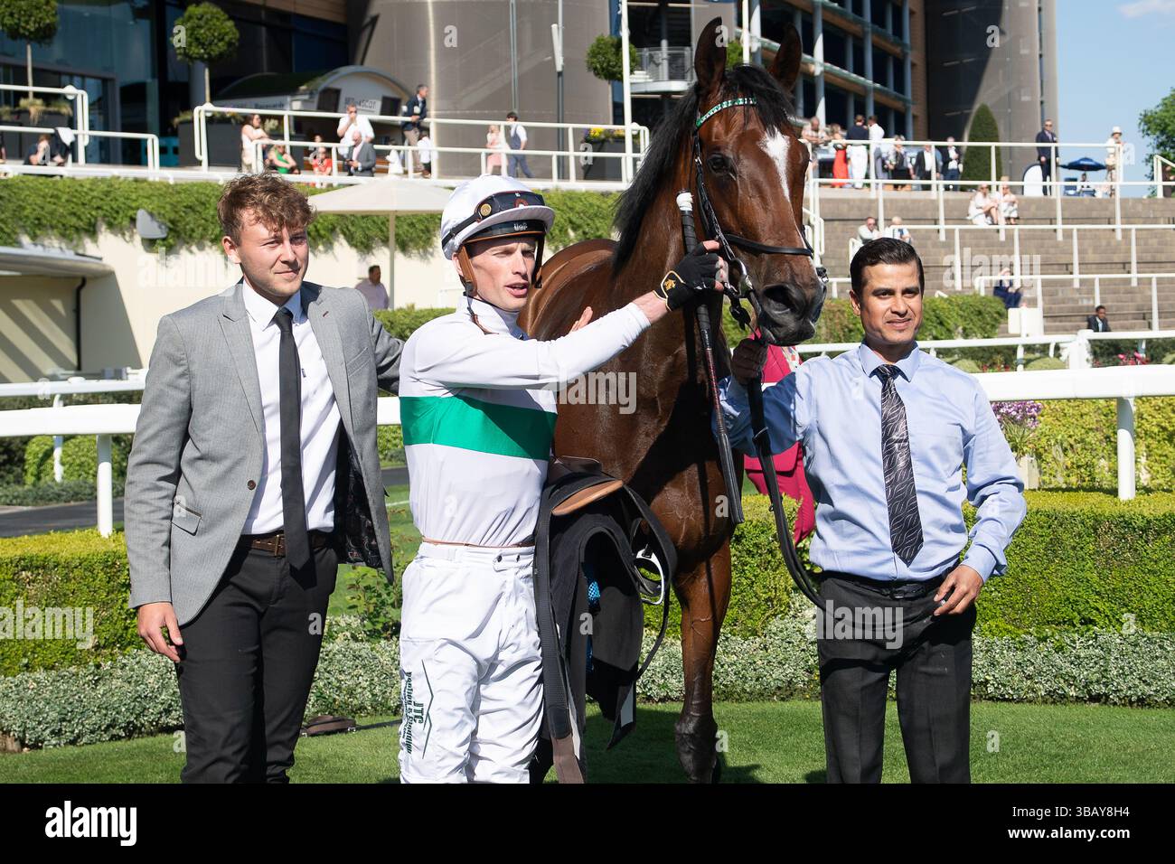 Ascot, Berkshire, Großbritannien. Mai 2025. Das Pferd MORROPHORE, das von Jockey Luke Catton geritten wurde, gewinnt die Handicap-Stakes der Mariner Systems Fillies in der Klasse 4 beim Peroni Nastro Azzurro 0,0% Victoria Cup Raceday auf der Ascot Racecourse in Ascot, Berkshire. Besitzer George Strawbridge, Trainer John & Thady Gosden, Newmarket, Züchter George Strawbridge. Quelle: Maureen McLean/Alamy Live News Stockfoto