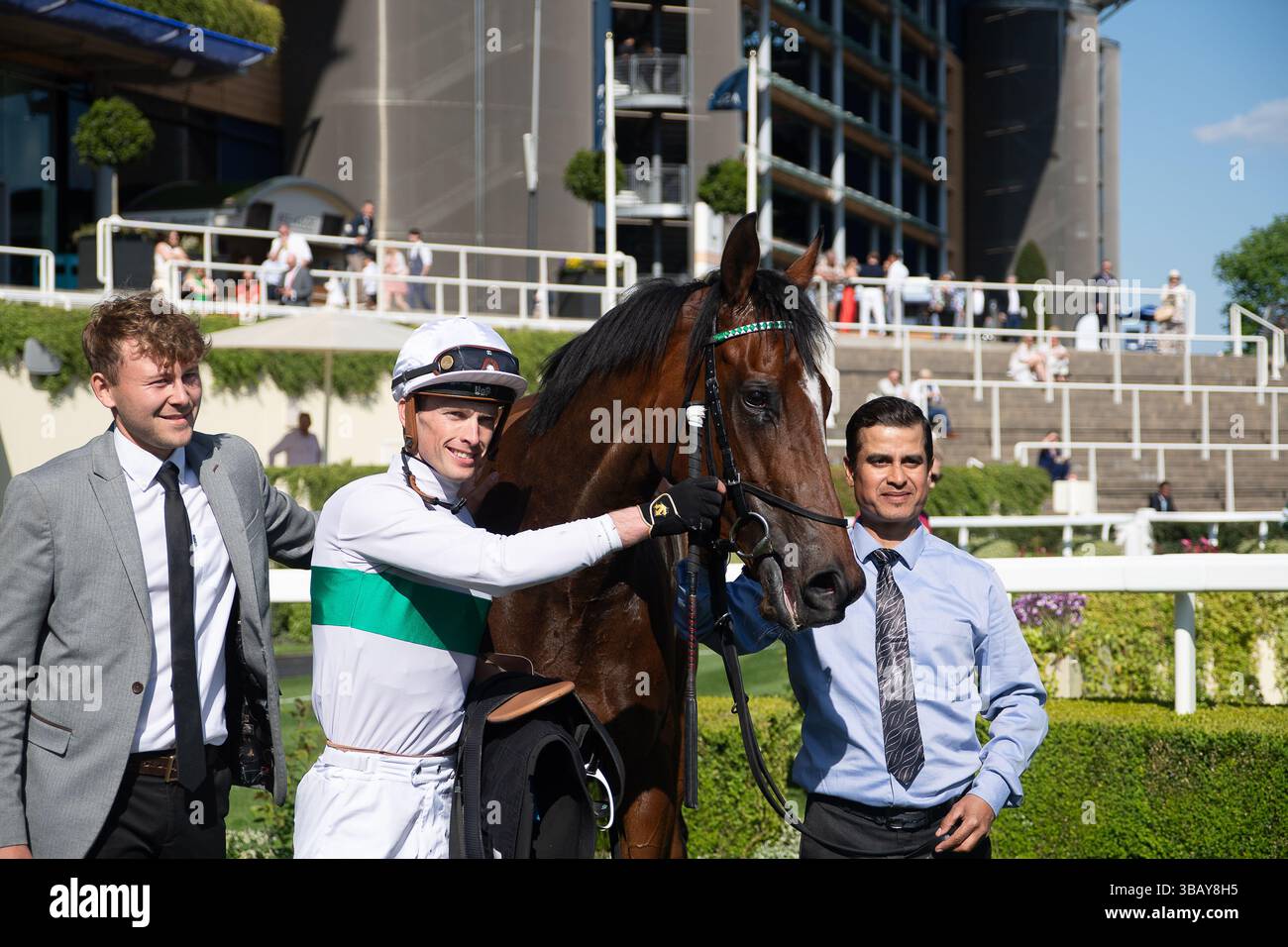 Ascot, Berkshire, Großbritannien. Mai 2025. Das Pferd MORROPHORE, das von Jockey Luke Catton geritten wurde, gewinnt die Handicap-Stakes der Mariner Systems Fillies in der Klasse 4 beim Peroni Nastro Azzurro 0,0% Victoria Cup Raceday auf der Ascot Racecourse in Ascot, Berkshire. Besitzer George Strawbridge, Trainer John & Thady Gosden, Newmarket, Züchter George Strawbridge. Quelle: Maureen McLean/Alamy Live News Stockfoto