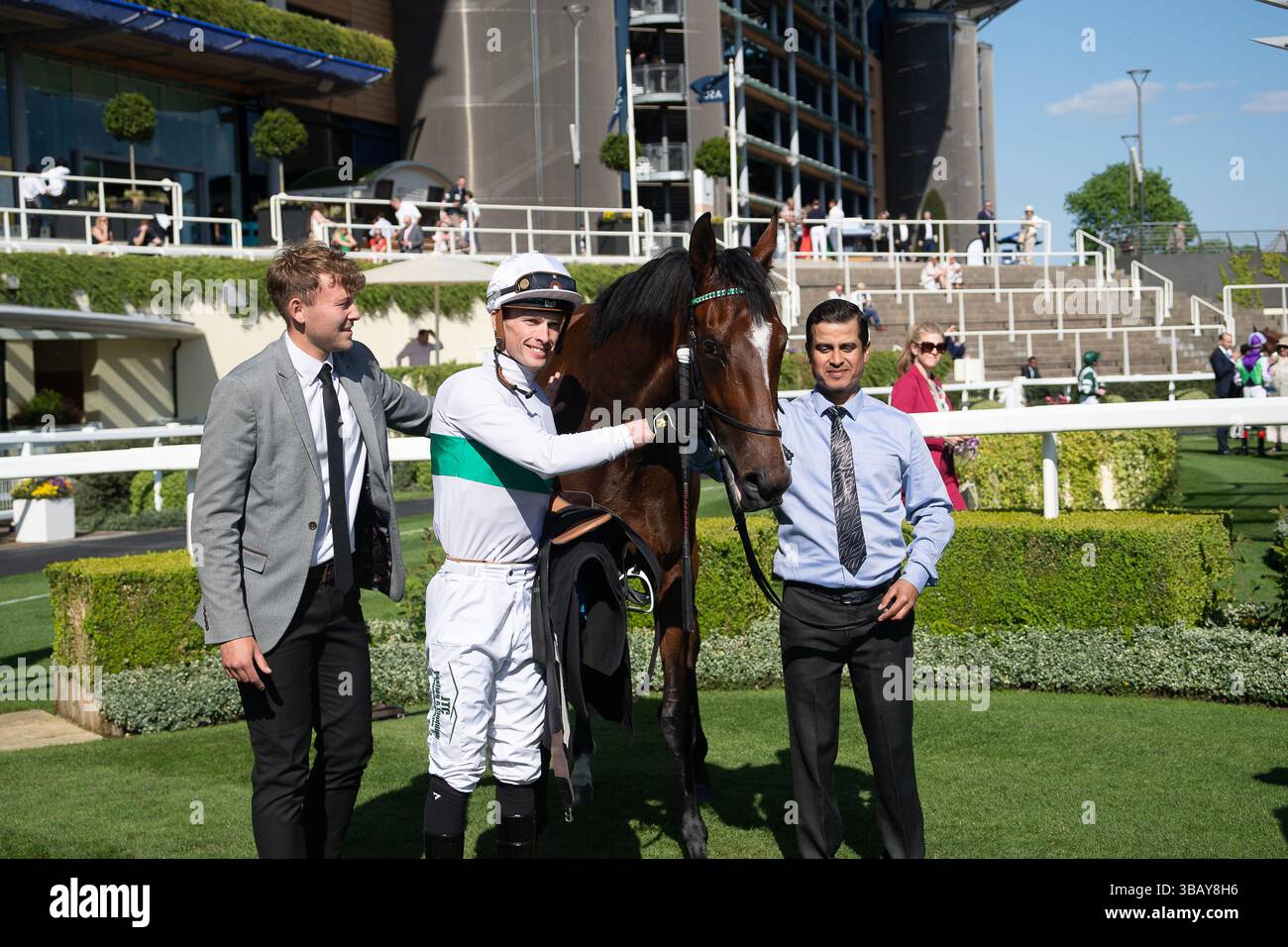 Ascot, Berkshire, Großbritannien. Mai 2025. Das Pferd MORROPHORE, das von Jockey Luke Catton geritten wurde, gewinnt die Handicap-Stakes der Mariner Systems Fillies in der Klasse 4 beim Peroni Nastro Azzurro 0,0% Victoria Cup Raceday auf der Ascot Racecourse in Ascot, Berkshire. Besitzer George Strawbridge, Trainer John & Thady Gosden, Newmarket, Züchter George Strawbridge. Quelle: Maureen McLean/Alamy Live News Stockfoto