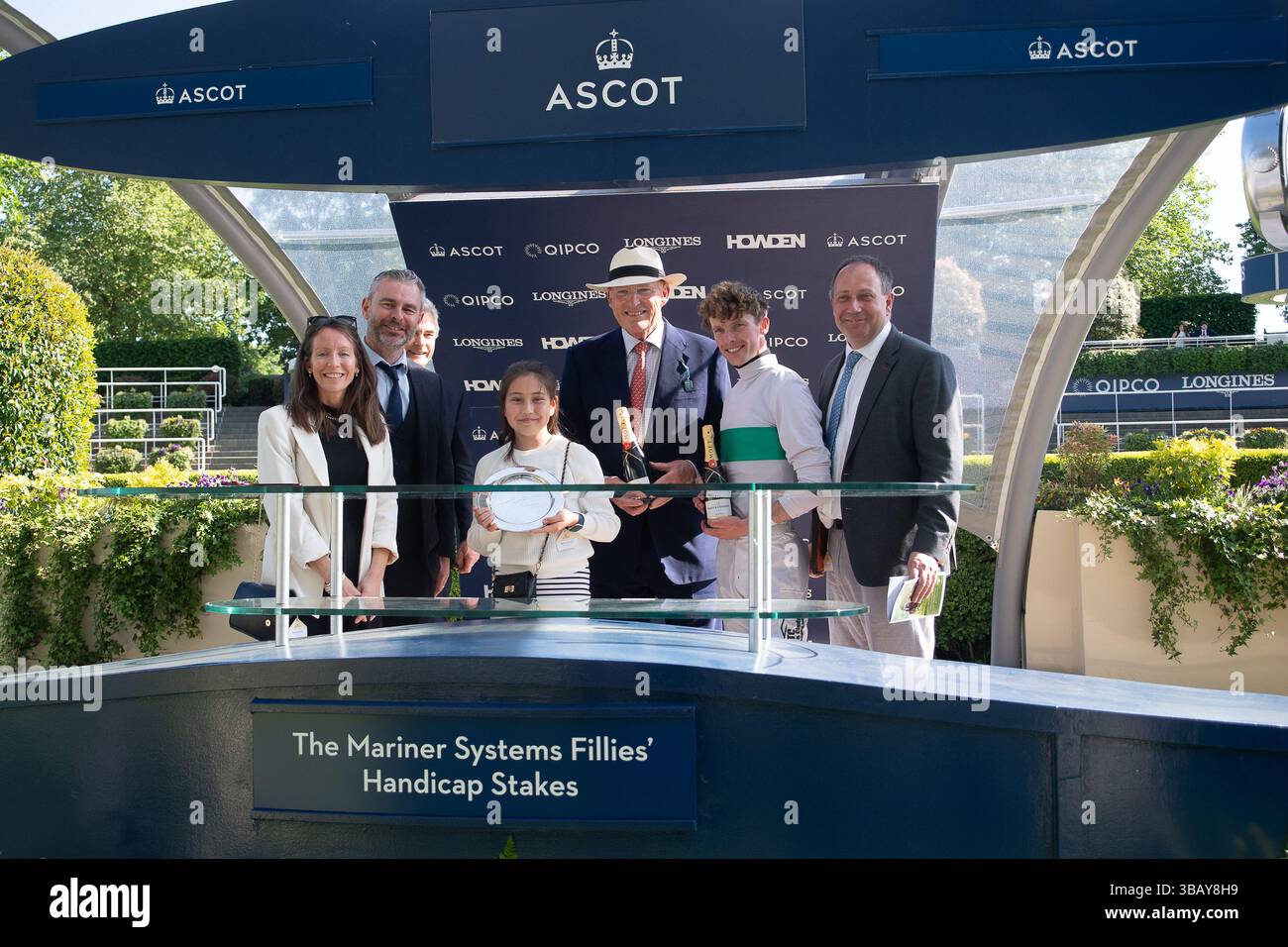 Ascot, Berkshire, Großbritannien. Mai 2025. Die Präsentation Der Gewinner. Das Pferd MORROPHORE, das von Jockey Luke Catton geritten wurde, gewinnt die Handicap-Stakes der Mariner Systems Fillies in der Klasse 4 beim Peroni Nastro Azzurro 0,0% Victoria Cup Raceday auf der Ascot Racecourse in Ascot, Berkshire. Besitzer George Strawbridge, Trainer John & Thady Gosden, Newmarket, Züchter George Strawbridge. Quelle: Maureen McLean/Alamy Live News Stockfoto