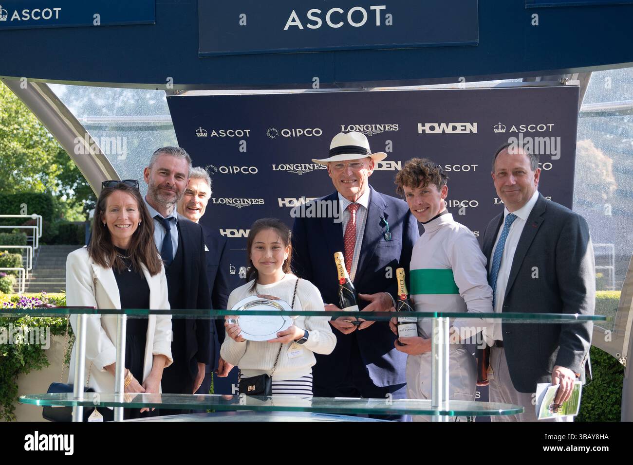 Ascot, Berkshire, Großbritannien. Mai 2025. Die Präsentation Der Gewinner. Das Pferd MORROPHORE, das von Jockey Luke Catton geritten wurde, gewinnt die Handicap-Stakes der Mariner Systems Fillies in der Klasse 4 beim Peroni Nastro Azzurro 0,0% Victoria Cup Raceday auf der Ascot Racecourse in Ascot, Berkshire. Besitzer George Strawbridge, Trainer John & Thady Gosden, Newmarket, Züchter George Strawbridge. Quelle: Maureen McLean/Alamy Live News Stockfoto