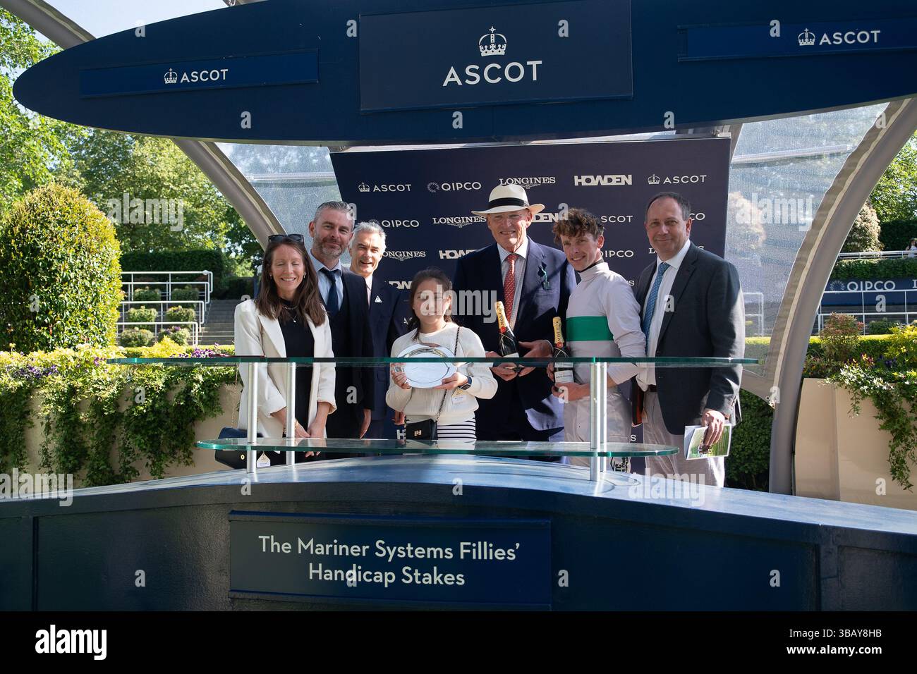 Ascot, Berkshire, Großbritannien. Mai 2025. Die Präsentation Der Gewinner. Das Pferd MORROPHORE, das von Jockey Luke Catton geritten wurde, gewinnt die Handicap-Stakes der Mariner Systems Fillies in der Klasse 4 beim Peroni Nastro Azzurro 0,0% Victoria Cup Raceday auf der Ascot Racecourse in Ascot, Berkshire. Besitzer George Strawbridge, Trainer John & Thady Gosden, Newmarket, Züchter George Strawbridge. Quelle: Maureen McLean/Alamy Live News Stockfoto