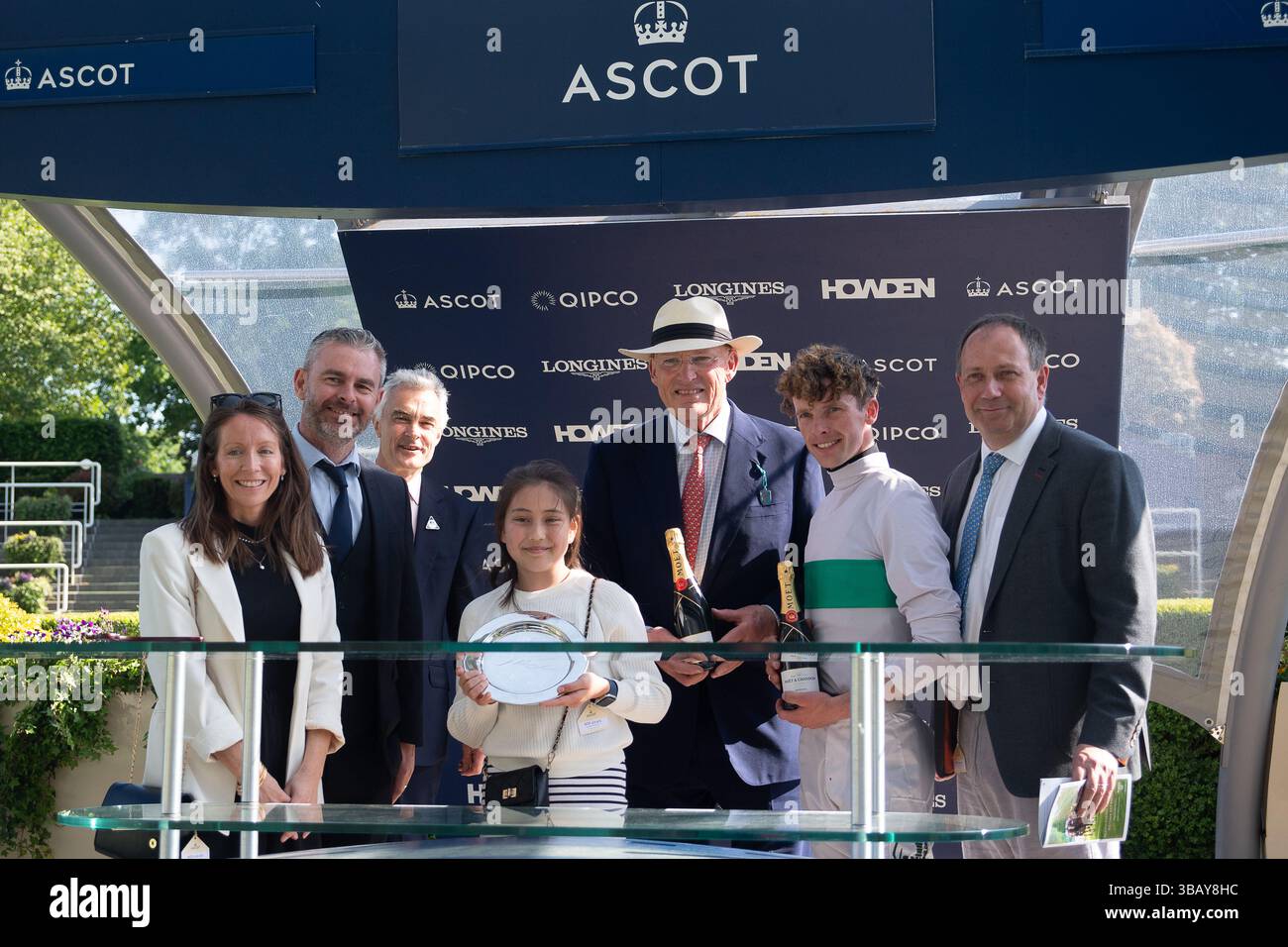 Ascot, Berkshire, Großbritannien. Mai 2025. Die Präsentation Der Gewinner. Das Pferd MORROPHORE, das von Jockey Luke Catton geritten wurde, gewinnt die Handicap-Stakes der Mariner Systems Fillies in der Klasse 4 beim Peroni Nastro Azzurro 0,0% Victoria Cup Raceday auf der Ascot Racecourse in Ascot, Berkshire. Besitzer George Strawbridge, Trainer John & Thady Gosden, Newmarket, Züchter George Strawbridge. Quelle: Maureen McLean/Alamy Live News Stockfoto