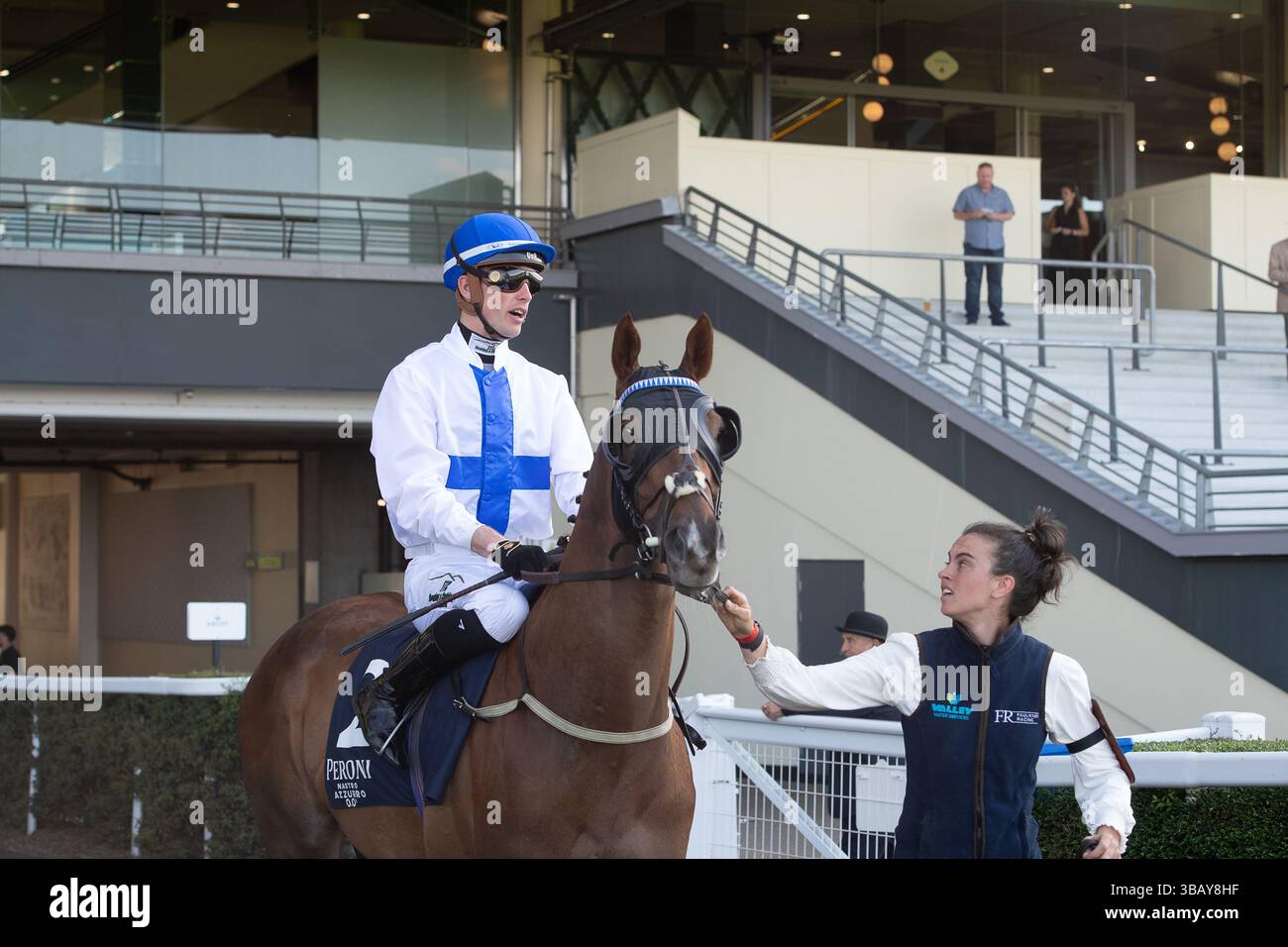 Ascot, Berkshire, Großbritannien. Mai 2025. Das Pferd NORTHCLIFF, das von Jockey Luke Catton geritten wurde, begibt sich auf die Rennstrecke, bevor es den Peroni Nastro Azzurro 0,0% Blue Ribbon Handicap Stakes, Class 4, Div I GBB beim Peroni Nastro Azzurro 0,0% Victoria Cup Raceday auf der Ascot Racecourse in Ascot, Berkshire, gewann. Besitzerin Frau Danika Faulkner, Trainer Thomas Faulkner, Devauden, Züchter GCE Farm Ltd, Sponsor Valley Water Services Ltd Quelle: Maureen McLean/Alamy Live News Stockfoto