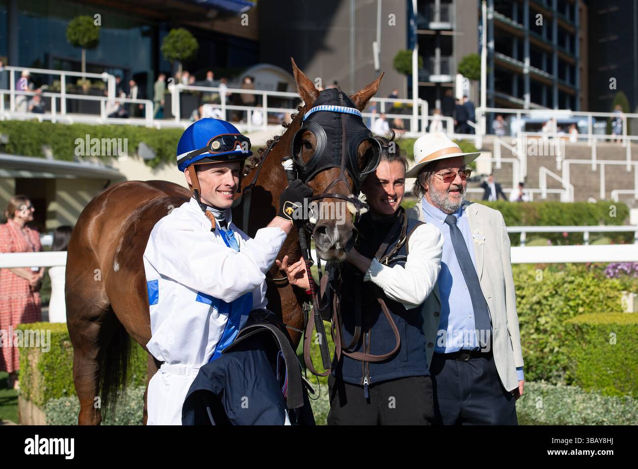 Ascot, Berkshire, Großbritannien. Mai 2025. Das Pferd NORTHCLIFF, geritten von Jockey Luke Catton, gewinnt den Peroni Nastro Azzurro 0,0% Blue Ribbon Handicap Stakes, Class 4, Div I GBB beim Peroni Nastro Azzurro 0,0% Victoria Cup Raceday auf der Ascot Racecourse in Ascot, Berkshire. Besitzerin Frau Danika Faulkner, Trainer Thomas Faulkner, Devauden, Züchter GCE Farm Ltd, Sponsor Valley Water Services Ltd Quelle: Maureen McLean/Alamy Live News Stockfoto