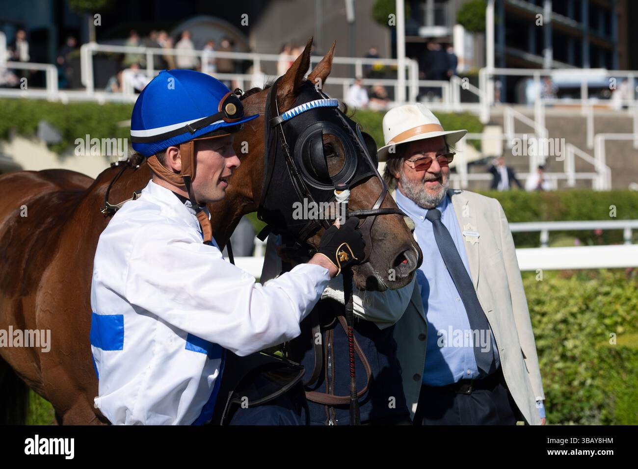 Ascot, Berkshire, Großbritannien. Mai 2025. Das Pferd NORTHCLIFF, geritten von Jockey Luke Catton, gewinnt den Peroni Nastro Azzurro 0,0% Blue Ribbon Handicap Stakes, Class 4, Div I GBB beim Peroni Nastro Azzurro 0,0% Victoria Cup Raceday auf der Ascot Racecourse in Ascot, Berkshire. Besitzerin Frau Danika Faulkner, Trainer Thomas Faulkner, Devauden, Züchter GCE Farm Ltd, Sponsor Valley Water Services Ltd Quelle: Maureen McLean/Alamy Live News Stockfoto