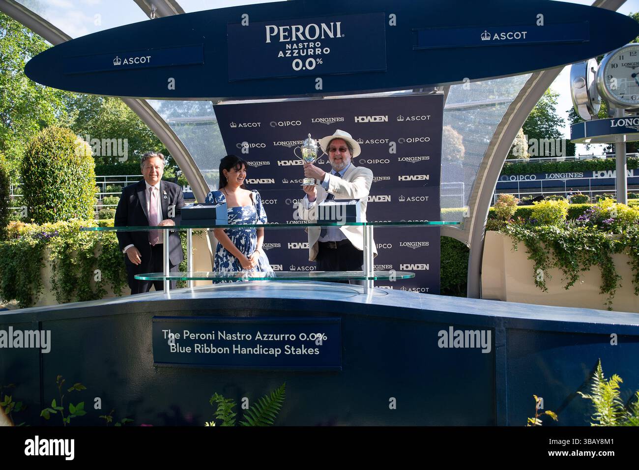 Ascot, Berkshire, Großbritannien. Mai 2025. Die Präsentation Der Gewinner. Das Pferd NORTHCLIFF, geritten von Jockey Luke Catton, gewinnt den Peroni Nastro Azzurro 0,0% Blue Ribbon Handicap Stakes, Class 4, Div I GBB beim Peroni Nastro Azzurro 0,0% Victoria Cup Raceday auf der Ascot Racecourse in Ascot, Berkshire. Besitzerin Frau Danika Faulkner, Trainer Thomas Faulkner, Devauden, Züchter GCE Farm Ltd, Sponsor Valley Water Services Ltd Quelle: Maureen McLean/Alamy Live News Stockfoto