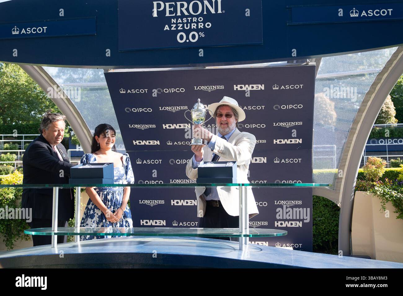 Ascot, Berkshire, Großbritannien. Mai 2025. Die Präsentation Der Gewinner. Das Pferd NORTHCLIFF, geritten von Jockey Luke Catton, gewinnt den Peroni Nastro Azzurro 0,0% Blue Ribbon Handicap Stakes, Class 4, Div I GBB beim Peroni Nastro Azzurro 0,0% Victoria Cup Raceday auf der Ascot Racecourse in Ascot, Berkshire. Besitzerin Frau Danika Faulkner, Trainer Thomas Faulkner, Devauden, Züchter GCE Farm Ltd, Sponsor Valley Water Services Ltd Quelle: Maureen McLean/Alamy Live News Stockfoto