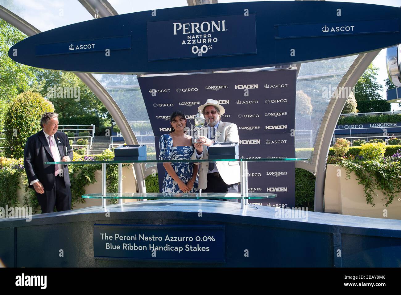 Ascot, Berkshire, Großbritannien. Mai 2025. Die Präsentation Der Gewinner. Das Pferd NORTHCLIFF, geritten von Jockey Luke Catton, gewinnt den Peroni Nastro Azzurro 0,0% Blue Ribbon Handicap Stakes, Class 4, Div I GBB beim Peroni Nastro Azzurro 0,0% Victoria Cup Raceday auf der Ascot Racecourse in Ascot, Berkshire. Besitzerin Frau Danika Faulkner, Trainer Thomas Faulkner, Devauden, Züchter GCE Farm Ltd, Sponsor Valley Water Services Ltd Quelle: Maureen McLean/Alamy Live News Stockfoto