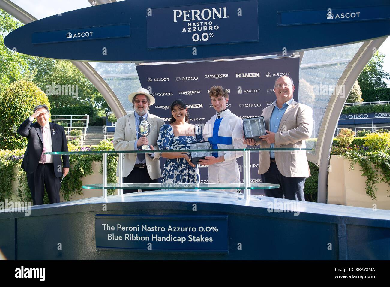 Ascot, Berkshire, Großbritannien. Mai 2025. Die Präsentation Der Gewinner. Das Pferd NORTHCLIFF, geritten von Jockey Luke Catton, gewinnt den Peroni Nastro Azzurro 0,0% Blue Ribbon Handicap Stakes, Class 4, Div I GBB beim Peroni Nastro Azzurro 0,0% Victoria Cup Raceday auf der Ascot Racecourse in Ascot, Berkshire. Besitzerin Frau Danika Faulkner, Trainer Thomas Faulkner, Devauden, Züchter GCE Farm Ltd, Sponsor Valley Water Services Ltd Quelle: Maureen McLean/Alamy Live News Stockfoto
