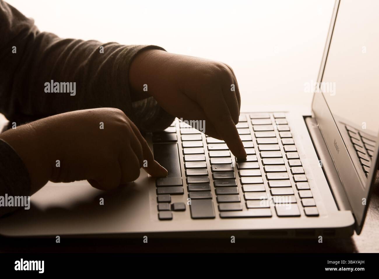 Aktenfoto vom 03/17 mit den Händen eines Kindes auf den Tasten einer Laptop-Tastatur. Laut neuen Forschungen des NSPCC können Social-Media-Plattformen Frauen und Mädchen nicht in jeder Phase vor Schaden schützen. Ausgabedatum: Mittwoch, 14. Mai 2025. Stockfoto