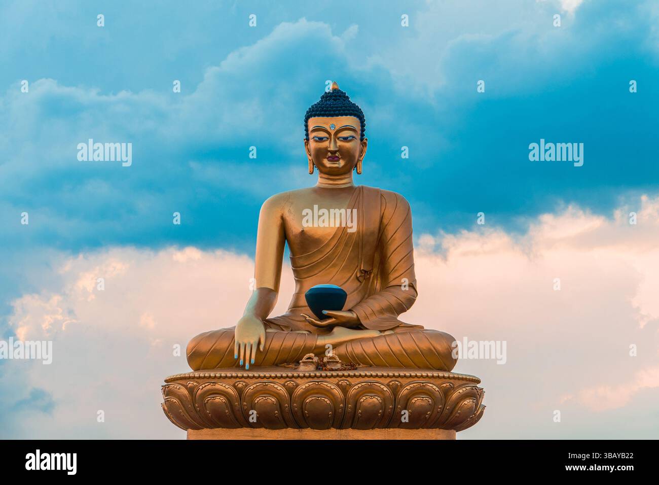 Majestätischer, Vergoldeter Buddha Gegen Wolken – Dalai Hill, Uttarakhand Stockfoto