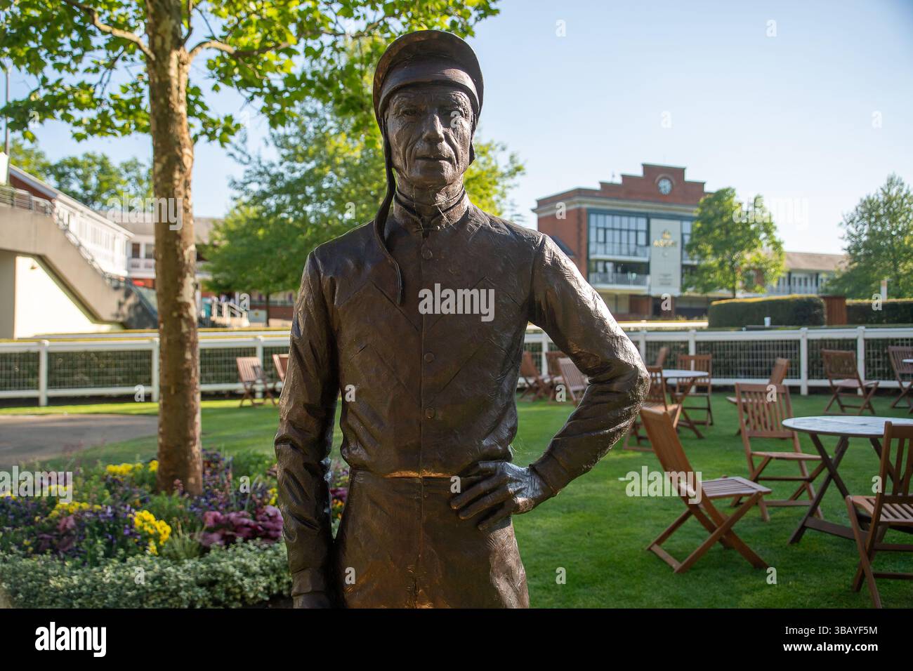 Ascot, Großbritannien. Mai 2025. Eine Statue von Jockey Lester Piggott auf der Ascot Racecourse in Ascot, Berkshire. Kredit: Maureen McLean/Alamy Stockfoto