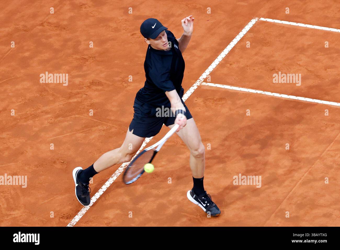 Rom, Italien. Mai 2025. Italiens Jannik Sinner kehrt den Ball an den Argentinier Francisco Cerundolo zurück (nicht gesehen) während des offenen italienischen Tennisturniers am Central Court des Foro Italico. Quelle: Riccardo De Luca - Update Images/Alamy Live News Stockfoto