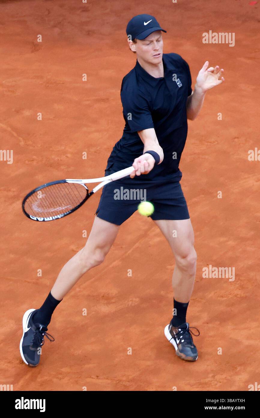 Rom, Italien. Mai 2025. Italiens Jannik Sinner kehrt den Ball an den Argentinier Francisco Cerundolo zurück (nicht gesehen) während des offenen italienischen Tennisturniers am Central Court des Foro Italico. Quelle: Riccardo De Luca - Update Images/Alamy Live News Stockfoto