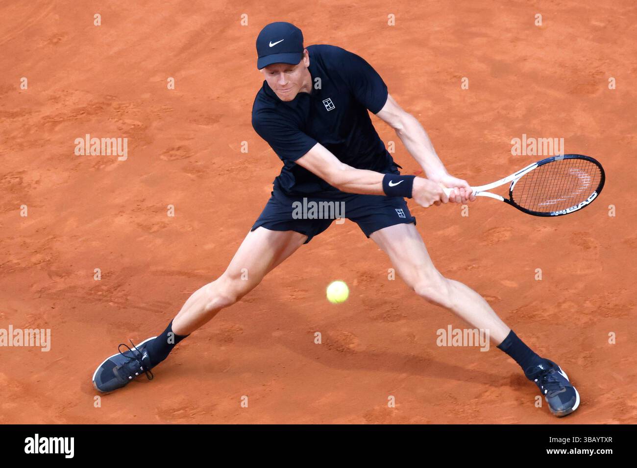 Rom, Italien. Mai 2025. Italiens Jannik Sinner kehrt den Ball an den Argentinier Francisco Cerundolo zurück (nicht gesehen) während des offenen italienischen Tennisturniers am Central Court des Foro Italico. Quelle: Riccardo De Luca - Update Images/Alamy Live News Stockfoto