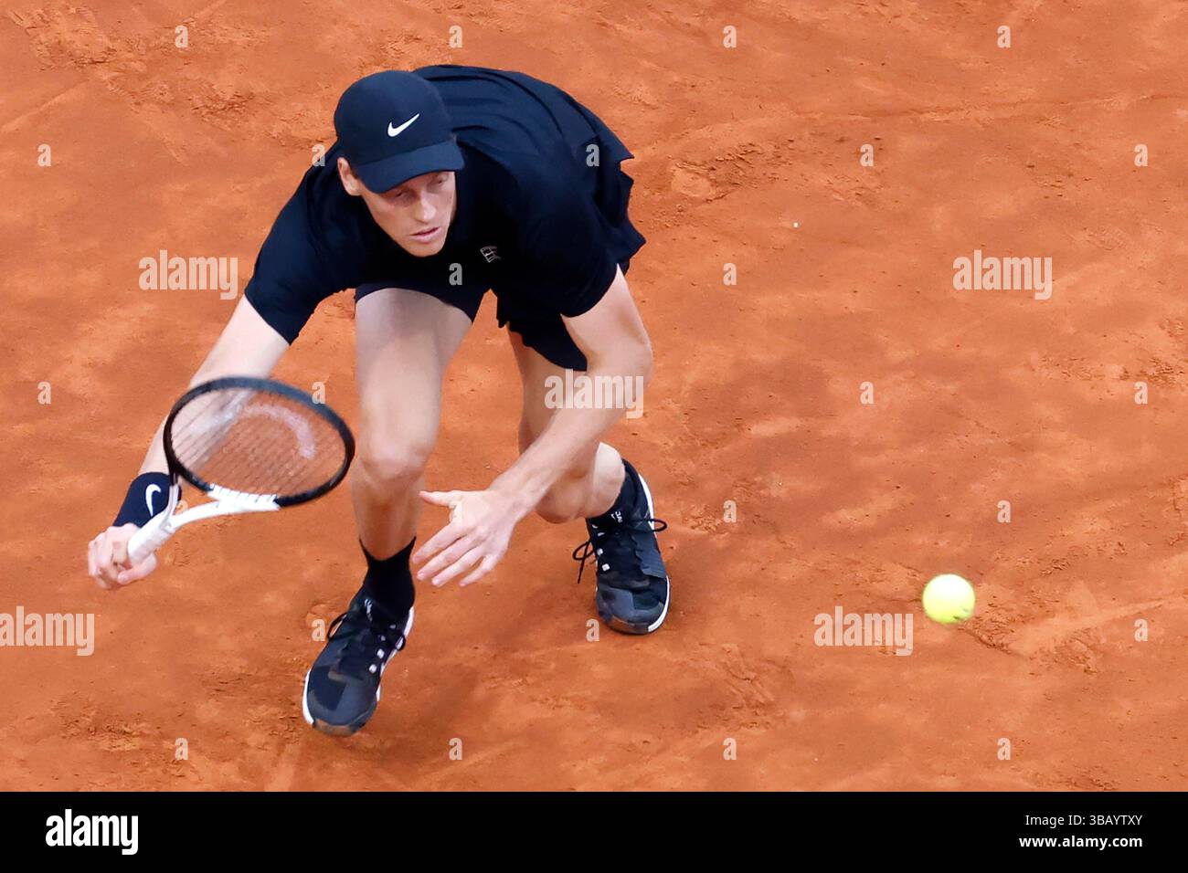Rom, Italien. Mai 2025. Italiens Jannik Sinner kehrt den Ball an den Argentinier Francisco Cerundolo zurück (nicht gesehen) während des offenen italienischen Tennisturniers am Central Court des Foro Italico. Quelle: Riccardo De Luca - Update Images/Alamy Live News Stockfoto