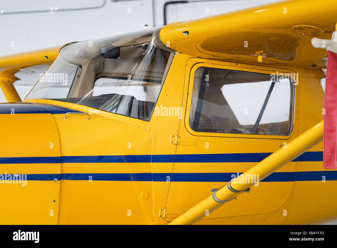 Gelbes kleines Flugzeug Flugzeug Flugzeug, Flugzeug im Hangar Stockfoto