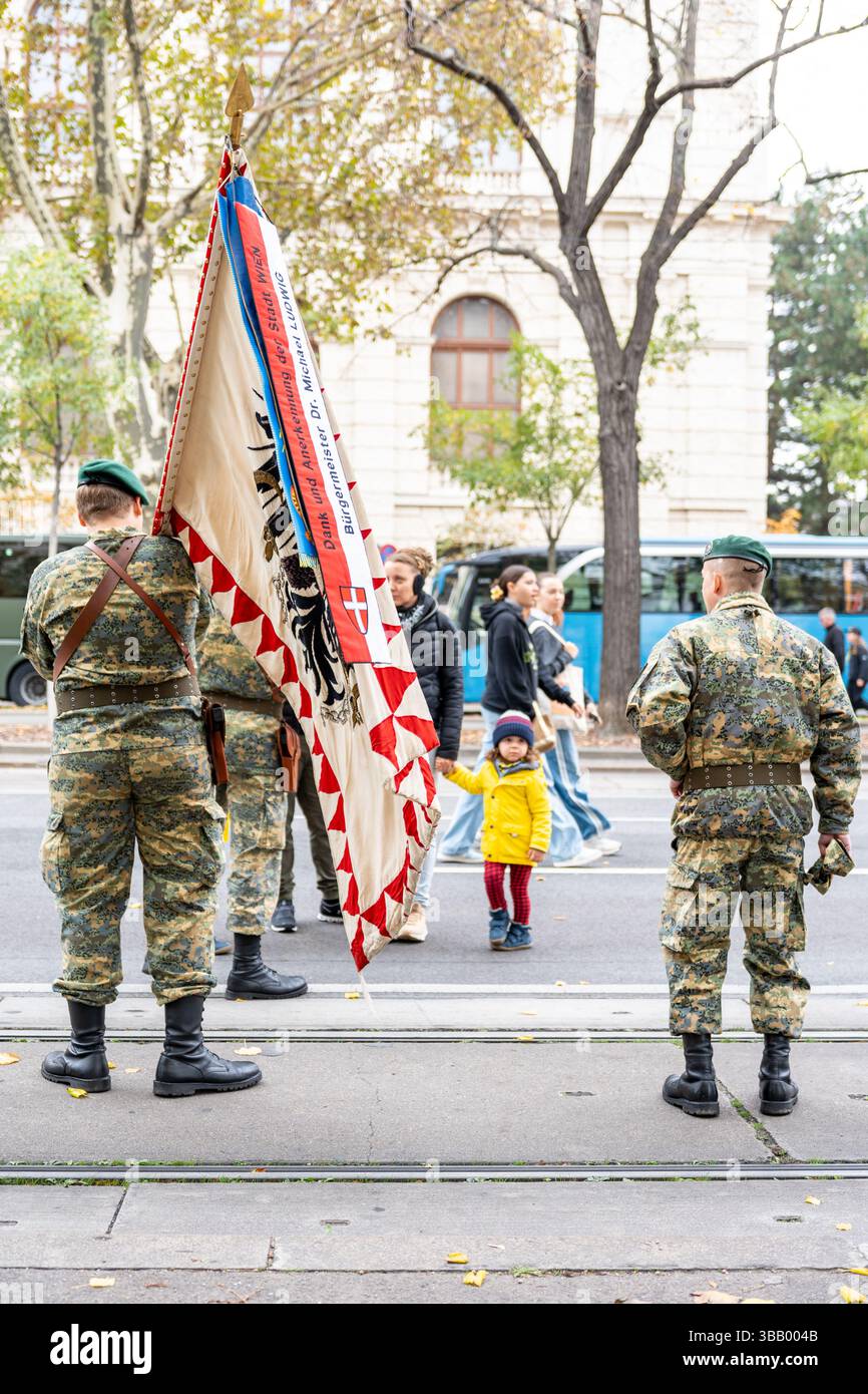 Feierlichkeiten zum österreichischen Nationalfeiertag im Schloss Hofburg mit Militärparade, Flugzeugüberführungen, Soldaten, Fahrzeugen, Menschenmassen zu Ehren von Stolz und Geschichte Stockfoto
