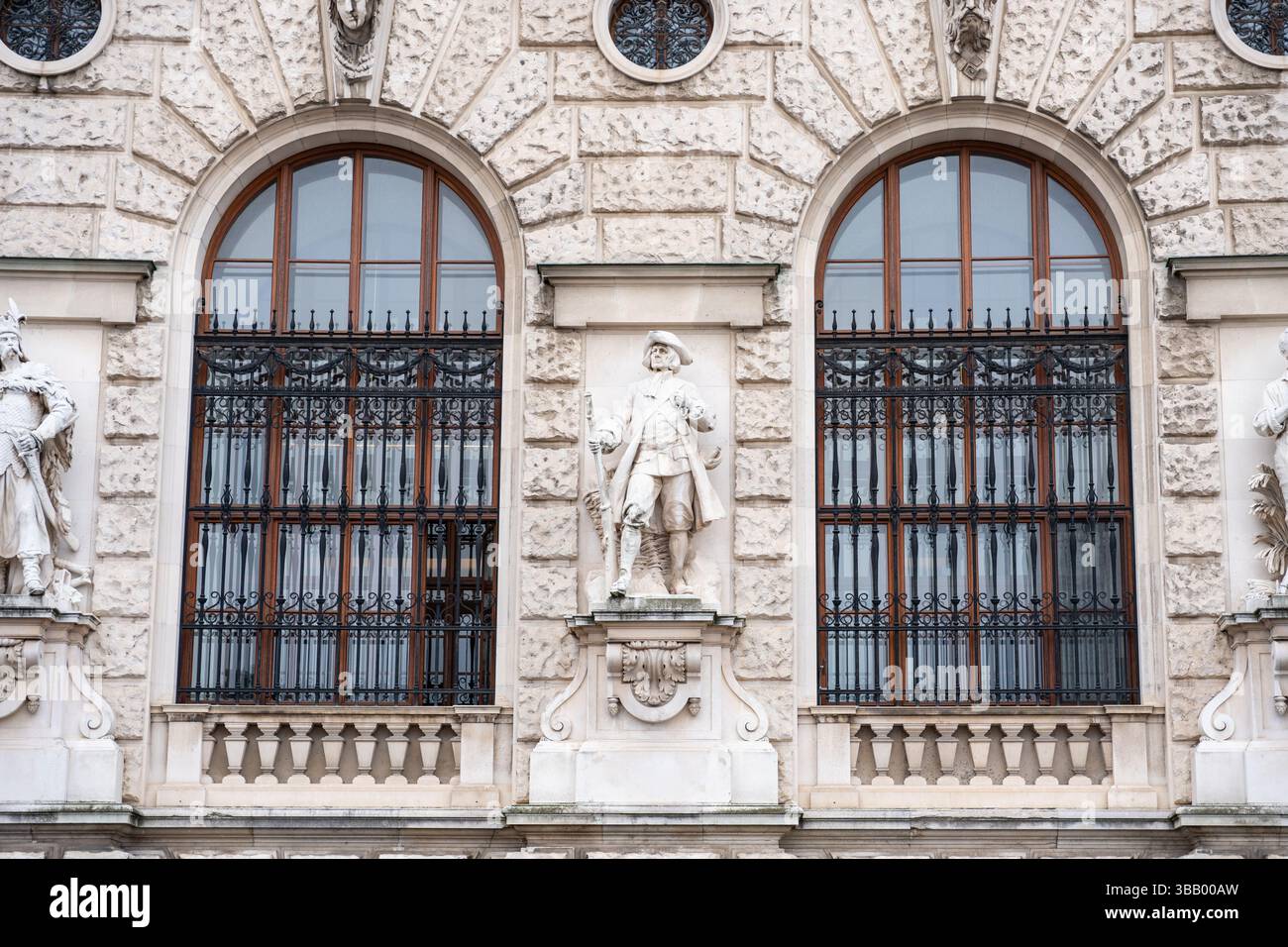 Feierlichkeiten zum österreichischen Nationalfeiertag im Schloss Hofburg mit Militärparade, Flugzeugüberführungen, Soldaten, Fahrzeugen, Menschenmassen zu Ehren von Stolz und Geschichte Stockfoto