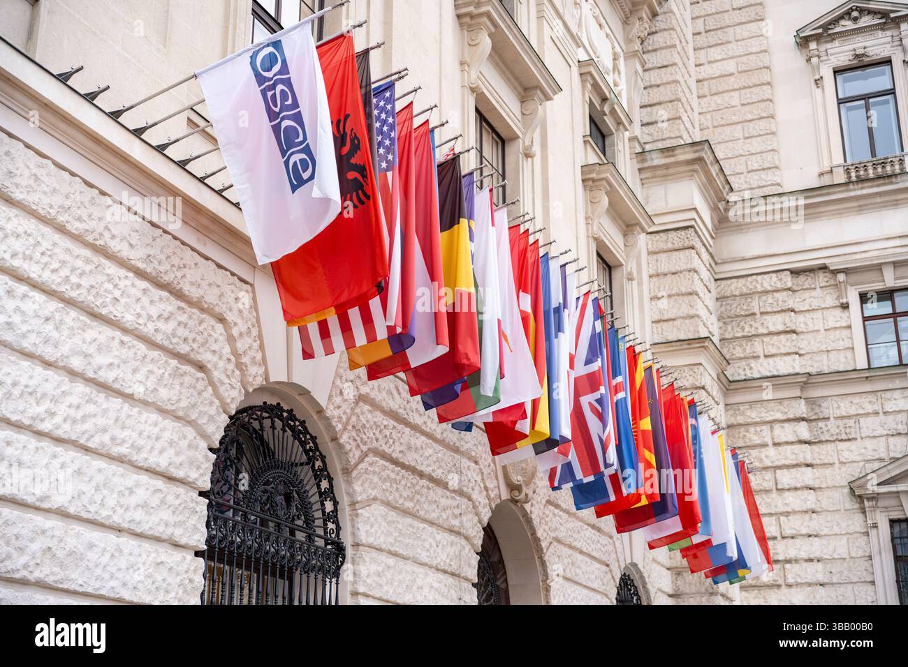 Feierlichkeiten zum österreichischen Nationalfeiertag im Schloss Hofburg mit Militärparade, Flugzeugüberführungen, Soldaten, Fahrzeugen, Menschenmassen zu Ehren von Stolz und Geschichte Stockfoto