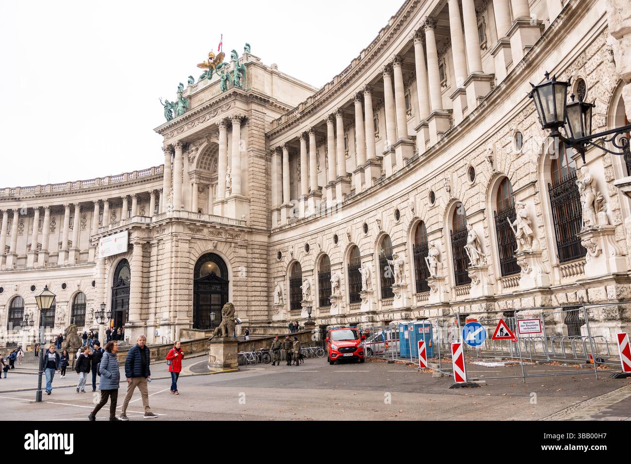Feierlichkeiten zum österreichischen Nationalfeiertag im Schloss Hofburg mit Militärparade, Flugzeugüberführungen, Soldaten, Fahrzeugen, Menschenmassen zu Ehren von Stolz und Geschichte Stockfoto